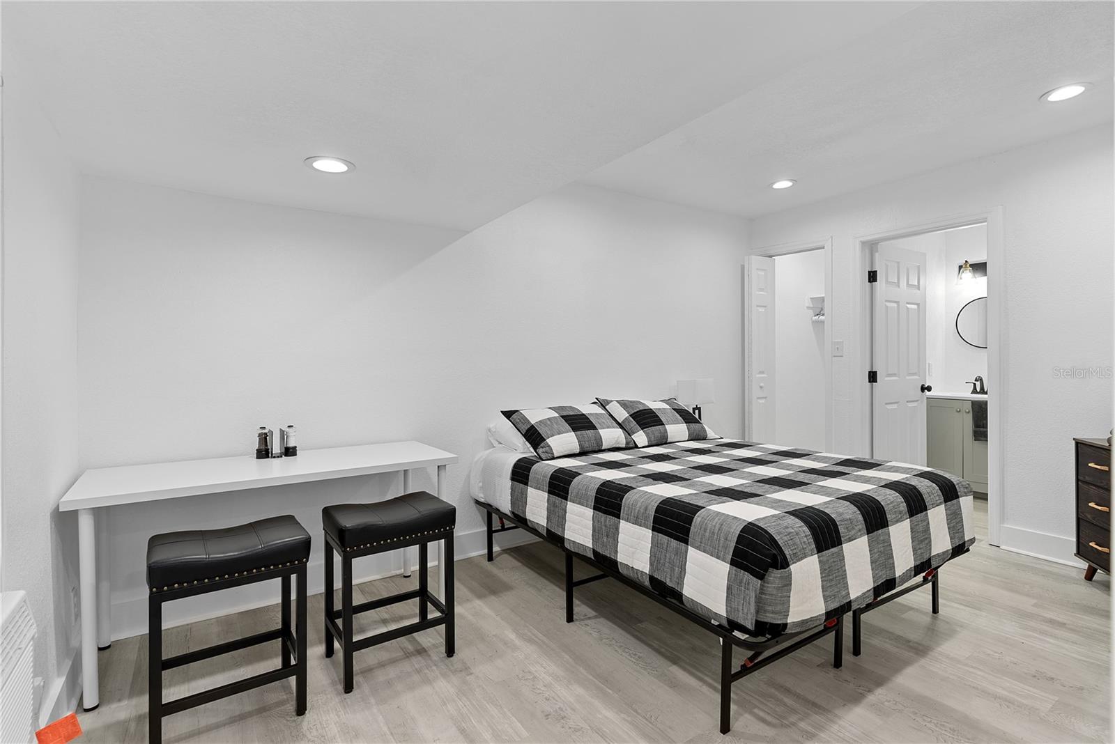 412 E Harwood St #2 Property Photo 9