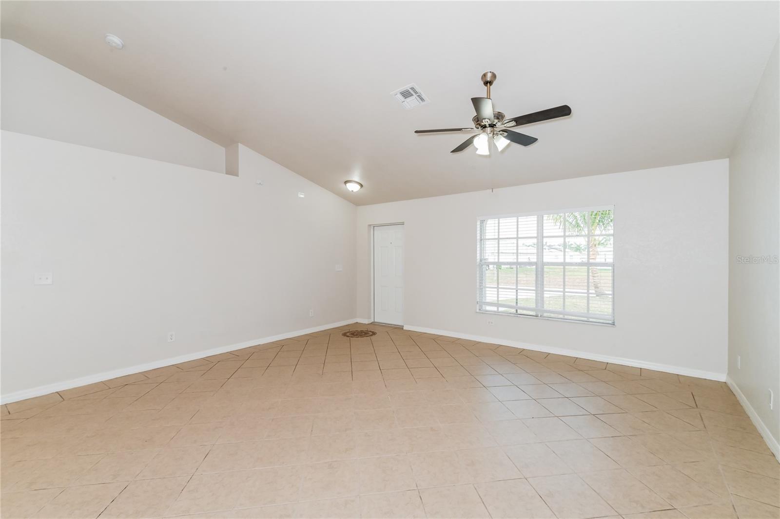 1610 Ne 43rd Ter Property Photo 3
