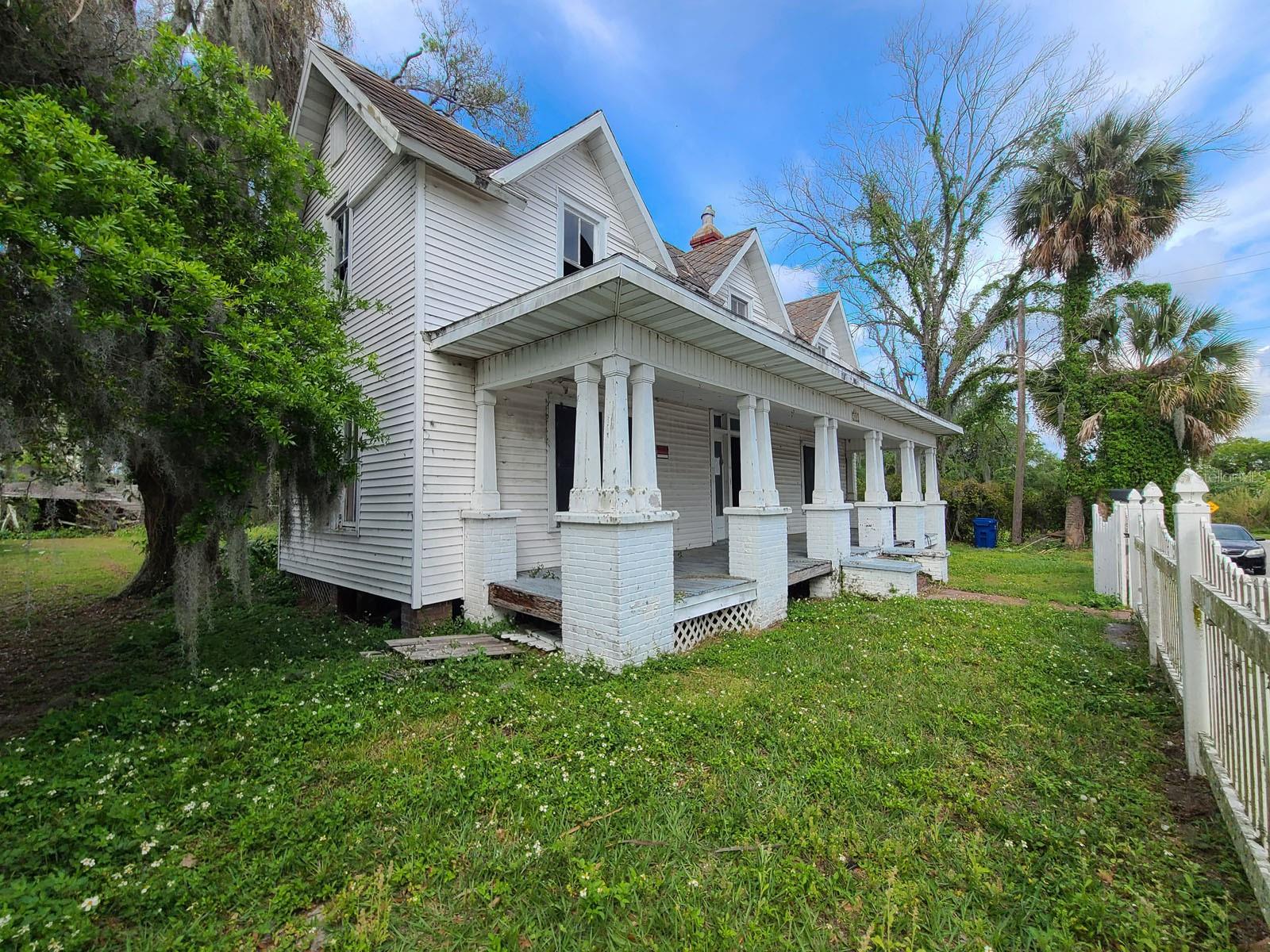 208 E Badcock Blvd Property Photo 2