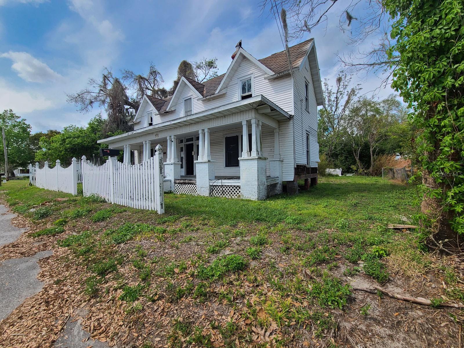 208 E Badcock Blvd Property Photo 3