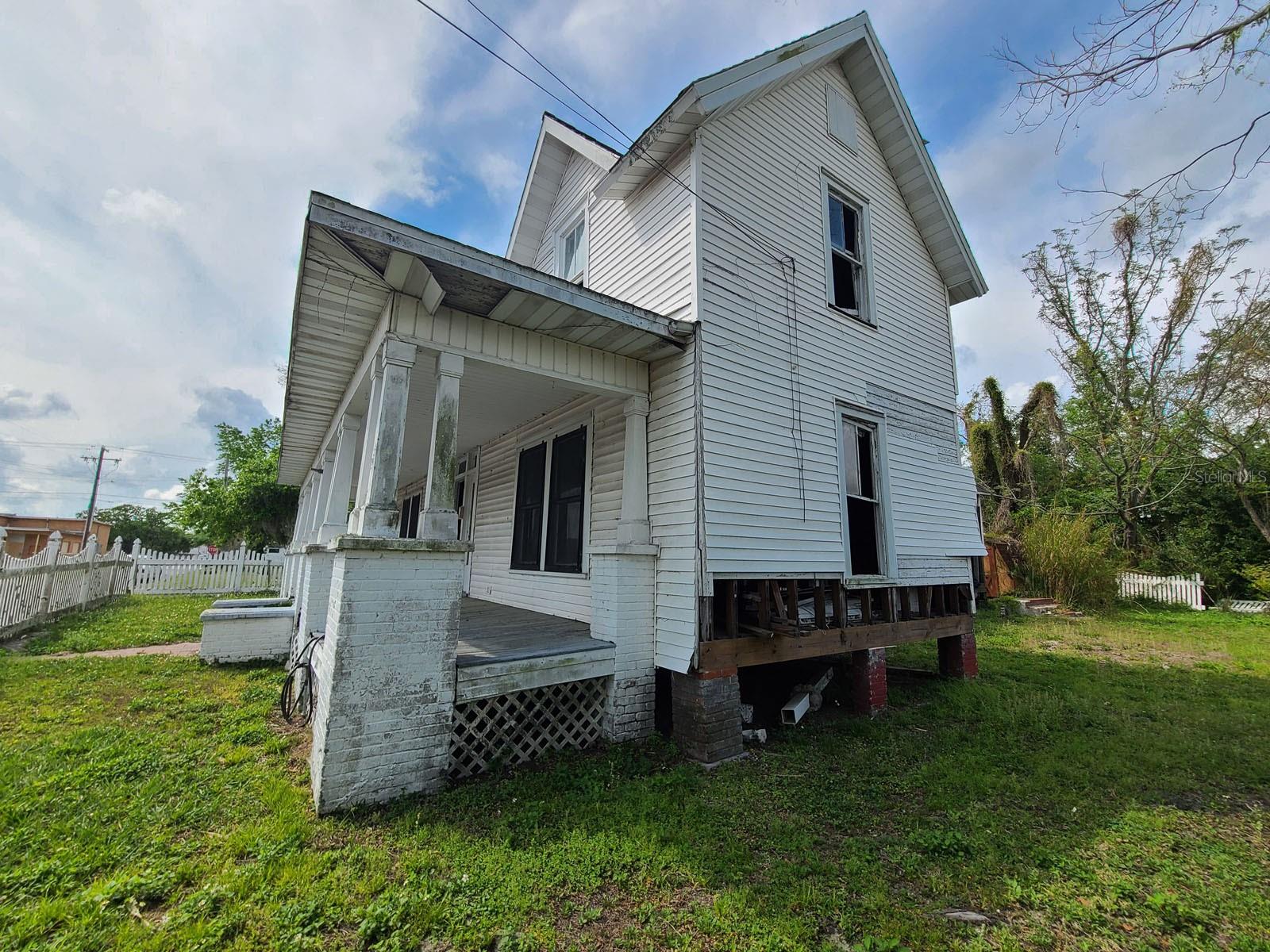 208 E Badcock Blvd Property Photo 4
