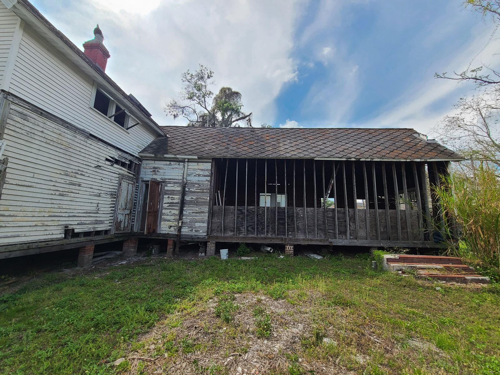 208 E Badcock Blvd Property Photo 6
