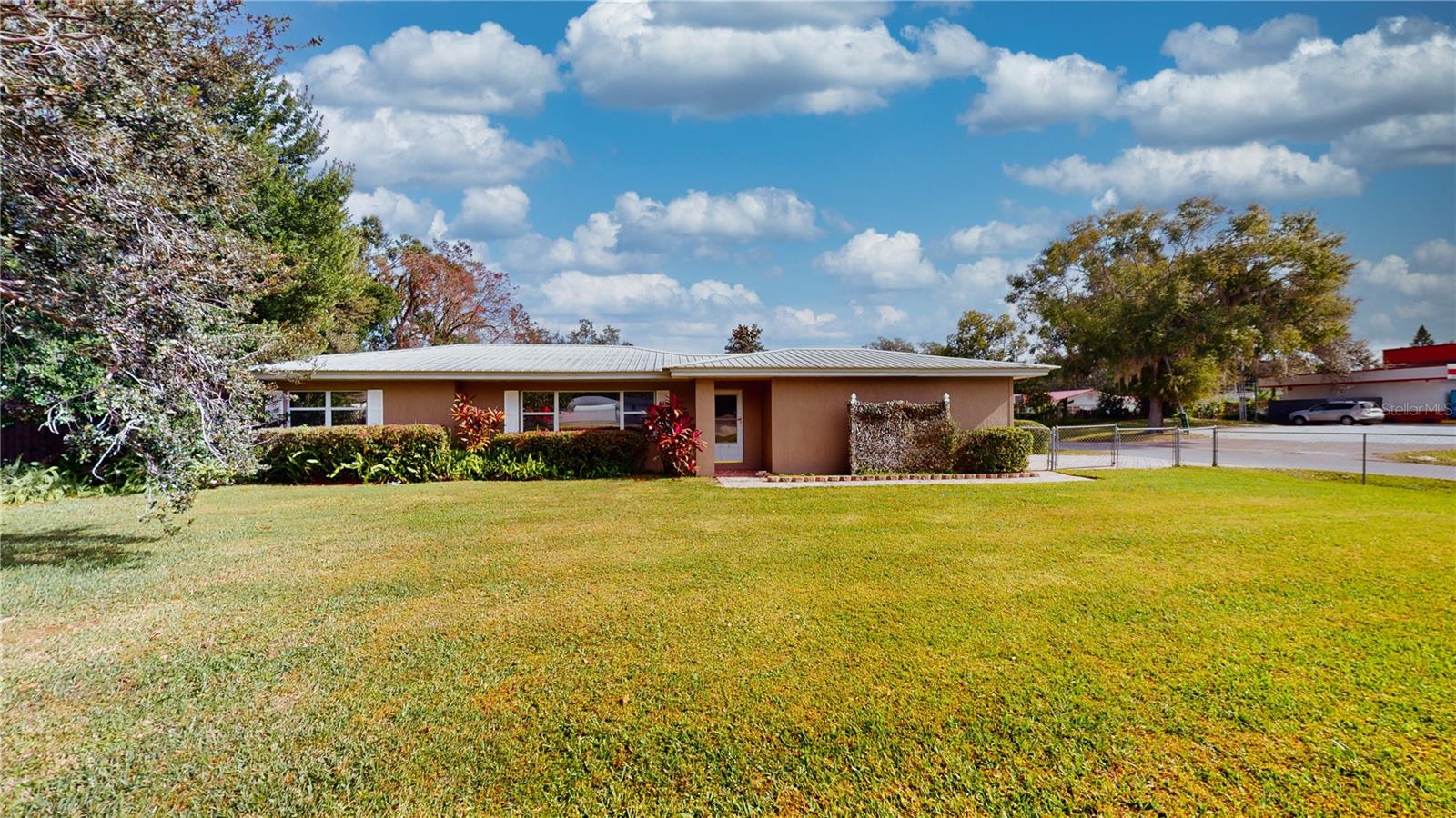 1435 N Combee Rd Property Photo 1