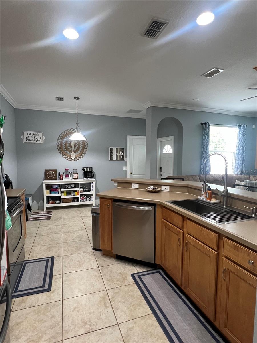 7132 Five Oaks Dr Property Photo 3