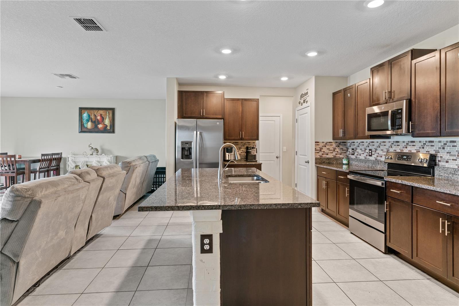 5462 Grays Harbor Ct Property Photo 8