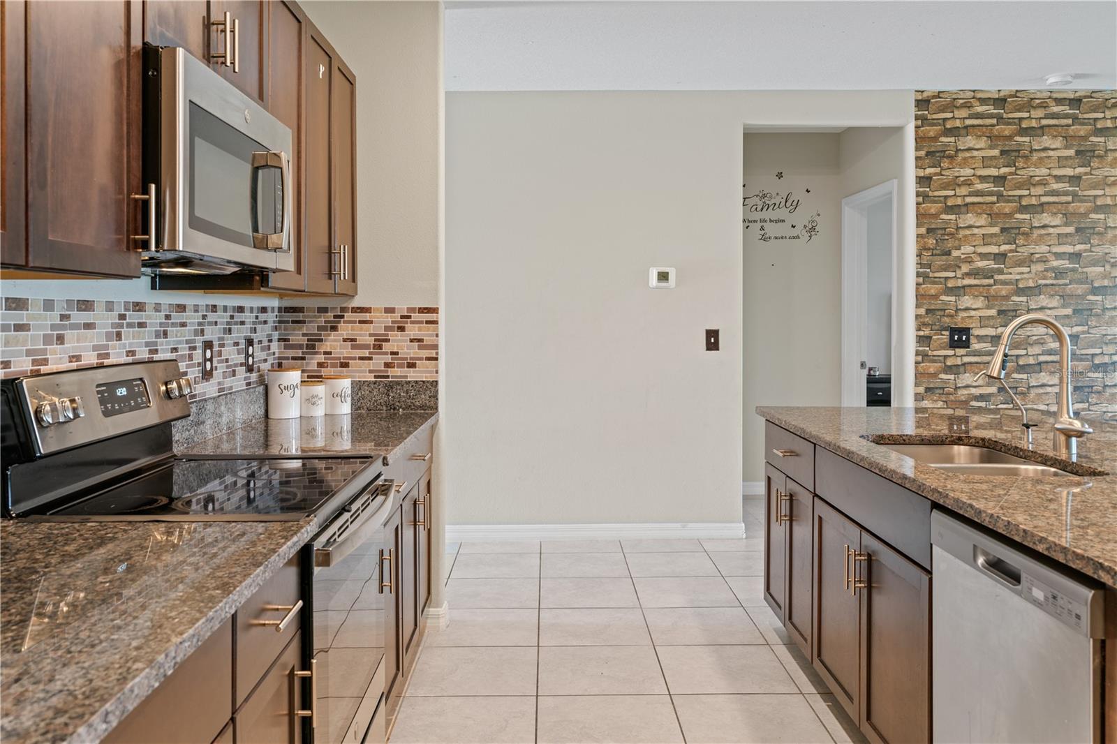 5462 Grays Harbor Ct Property Photo 10