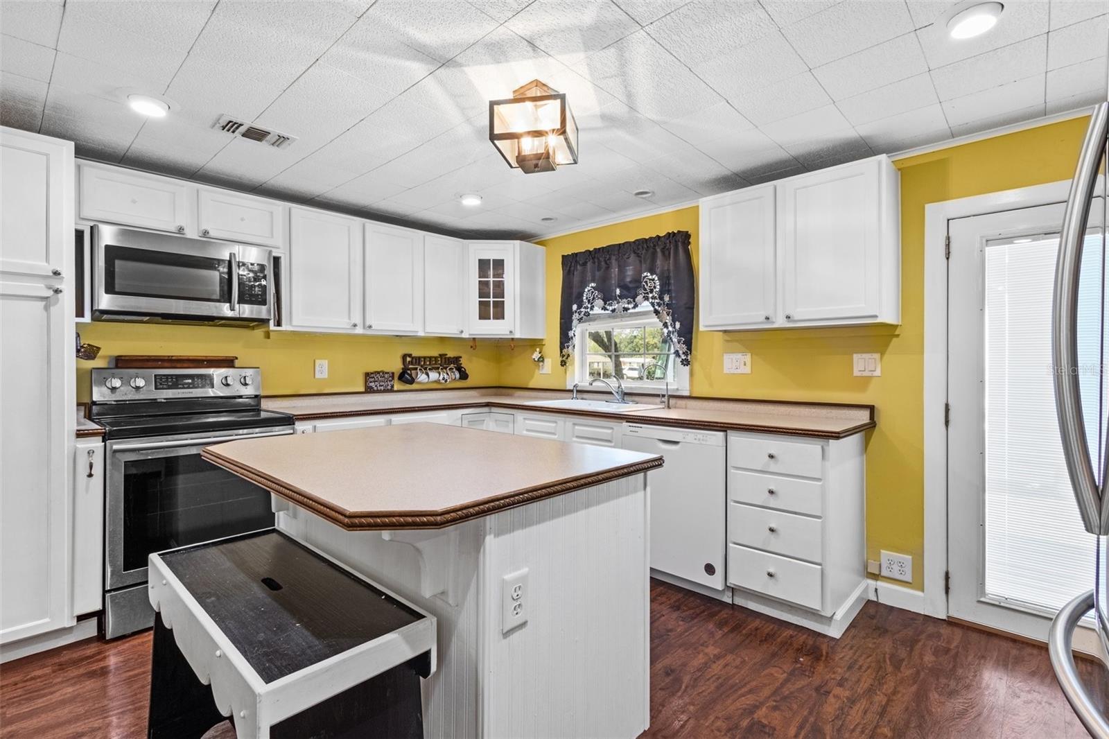 38025 Avion Dr Property Photo 6