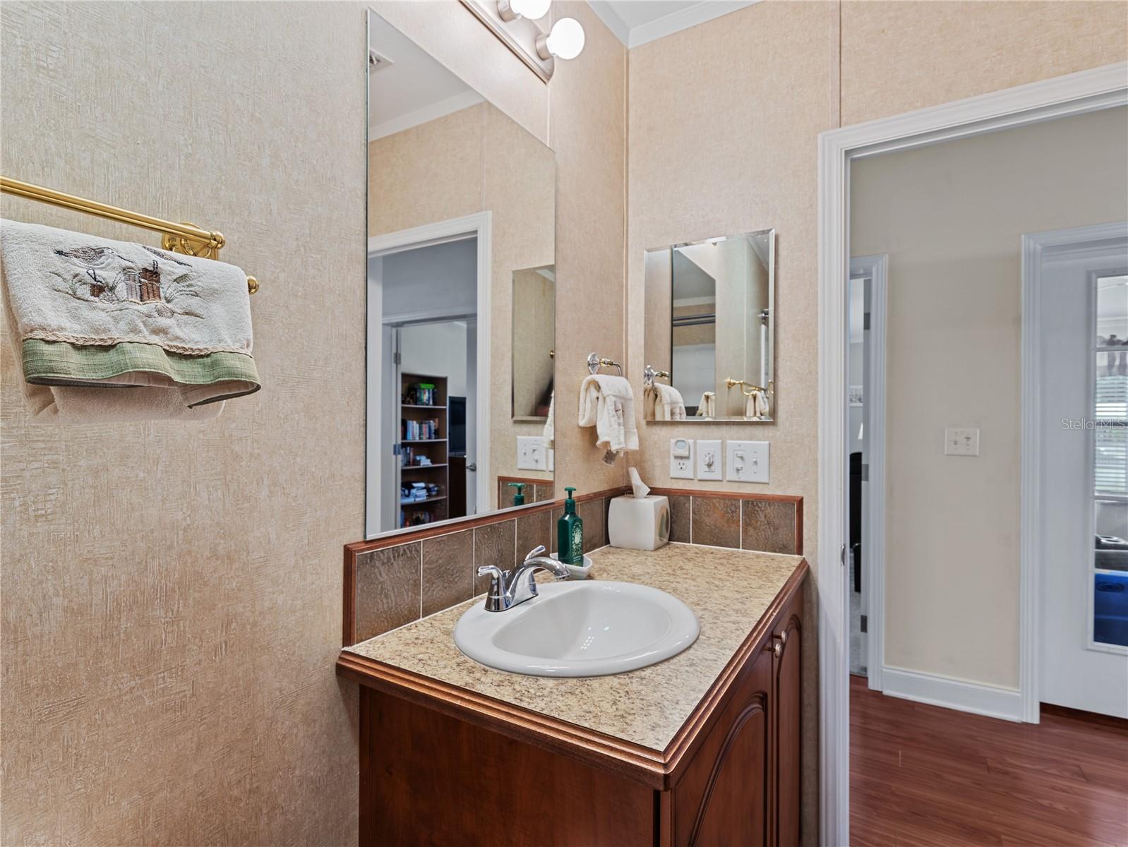 10054 Collingwood Ave Property Photo 18