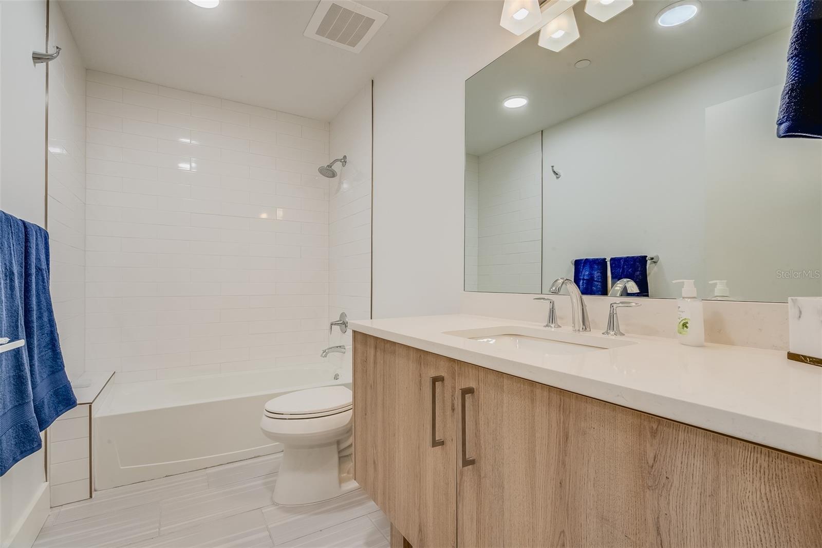 415 Island Way #311 Property Photo 26