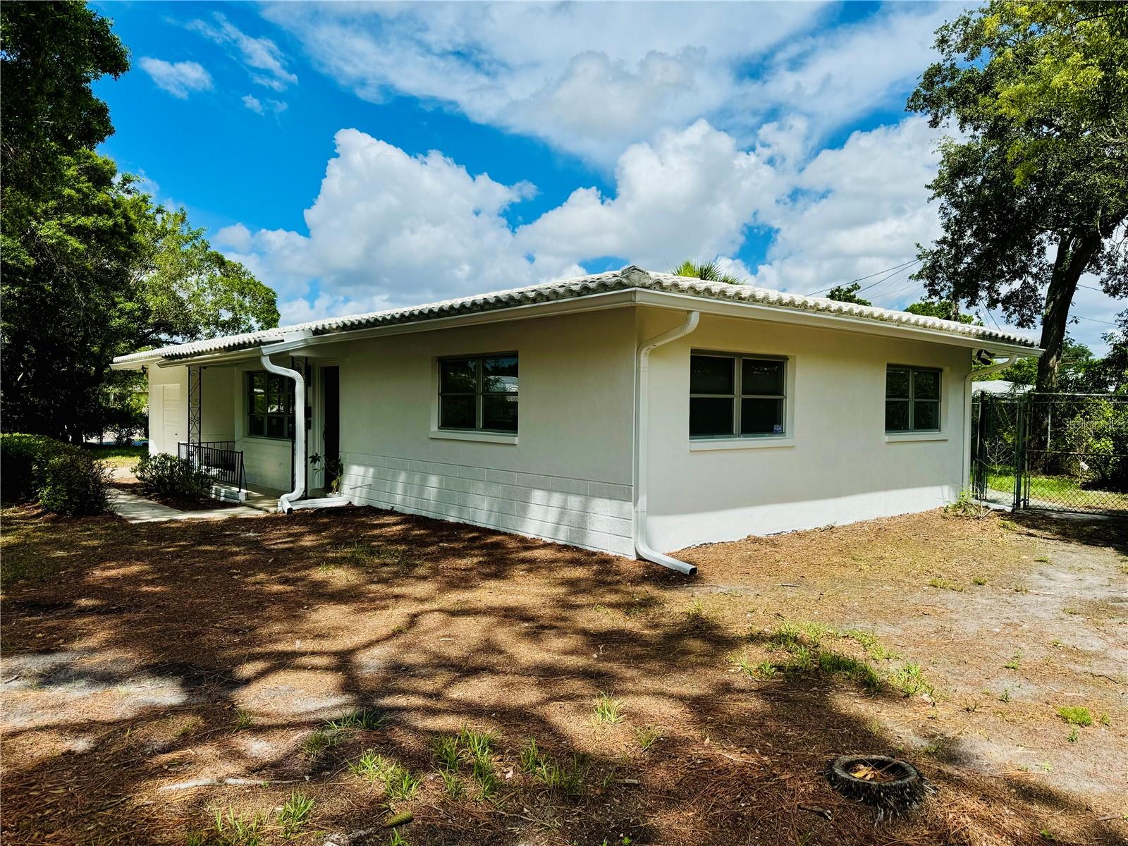 1001 75th Ave N Property Photo 3