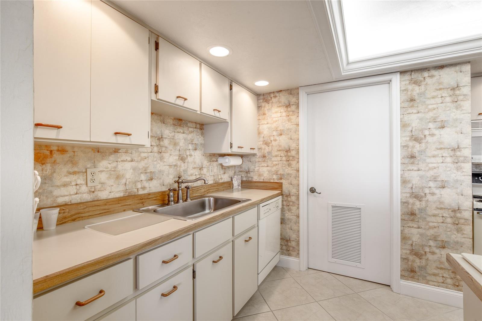 1513 Ocean Shore Blvd #3c Property Photo 8