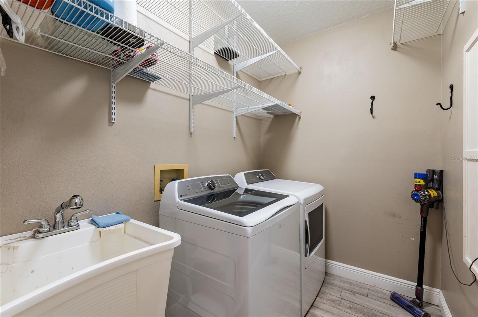 1616 Kinsmere Dr Property Photo 25