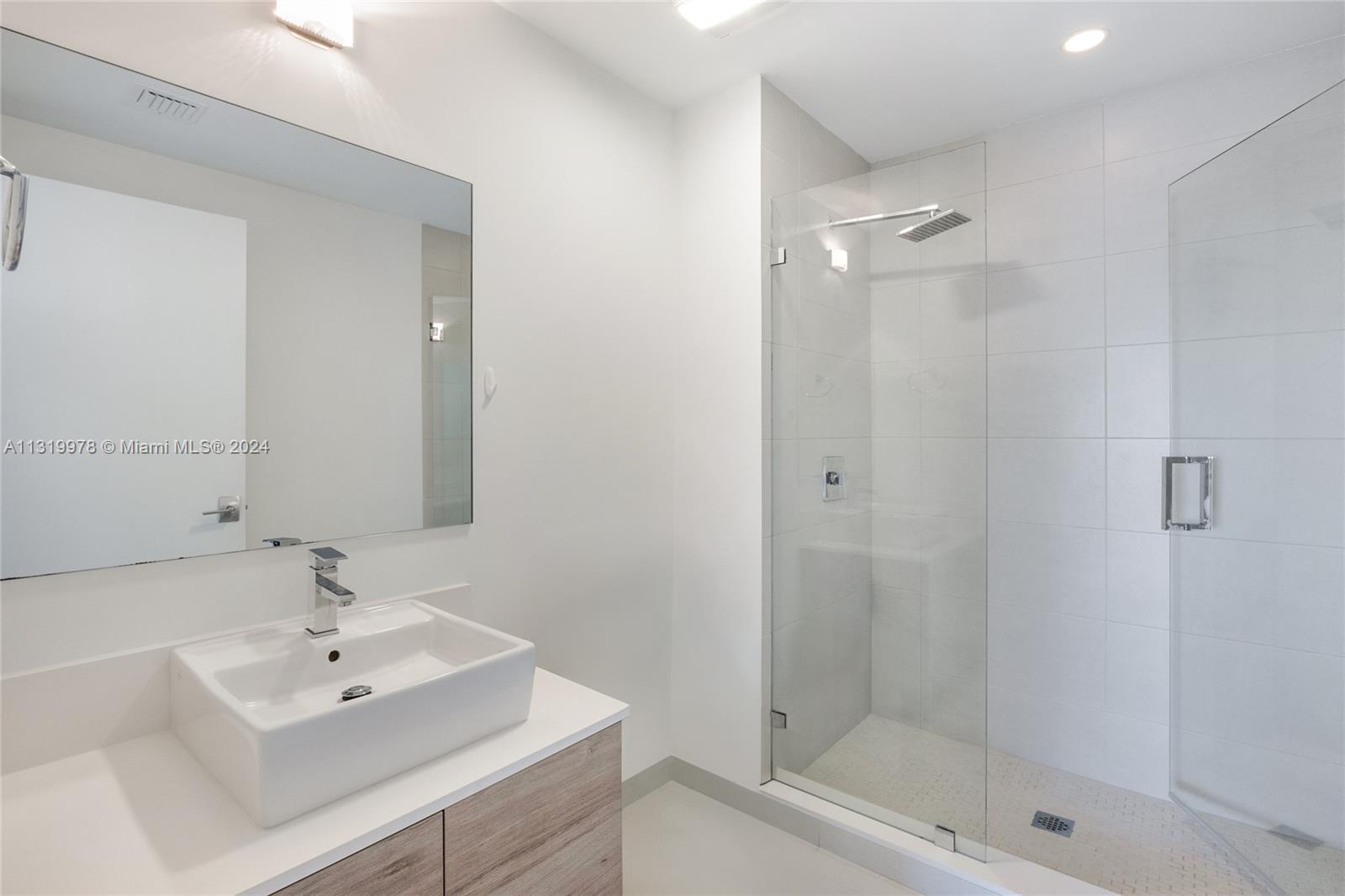 10201 E Bay Harbor Dr Ph3 Property Photo 10