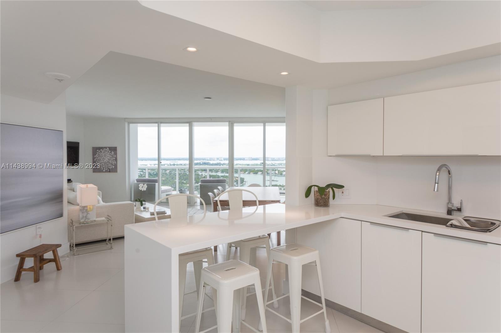 6301 Collins Ave 3006 Property Photo 4