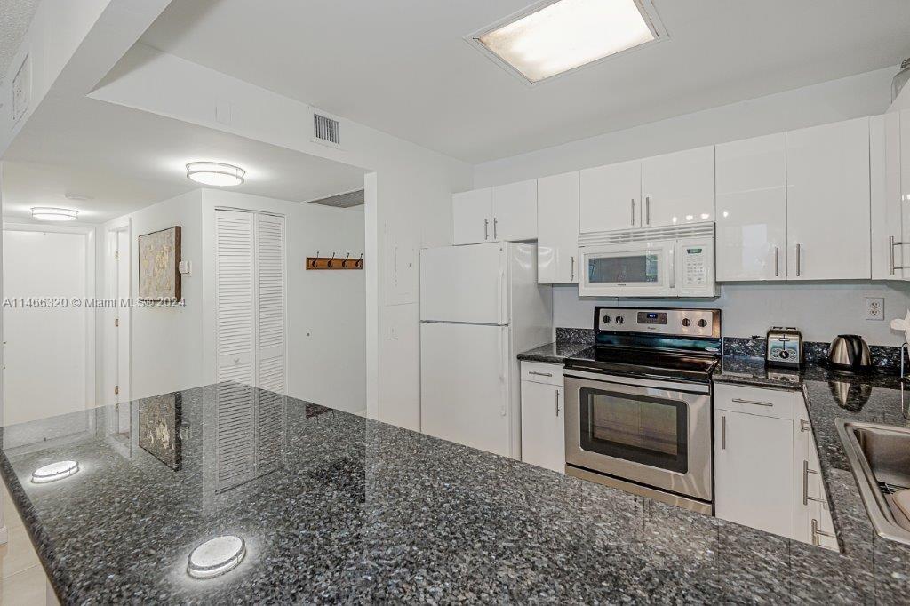 2301 Collins Ave 803 Property Photo 17