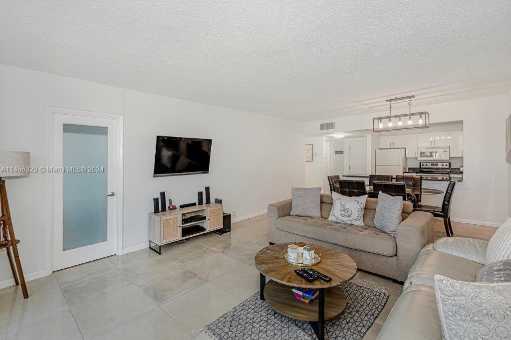 2301 Collins Ave 803 Property Photo 18