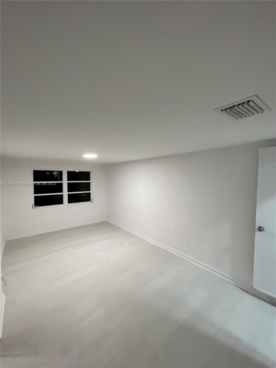 1309 E River Dr Property Photo 9