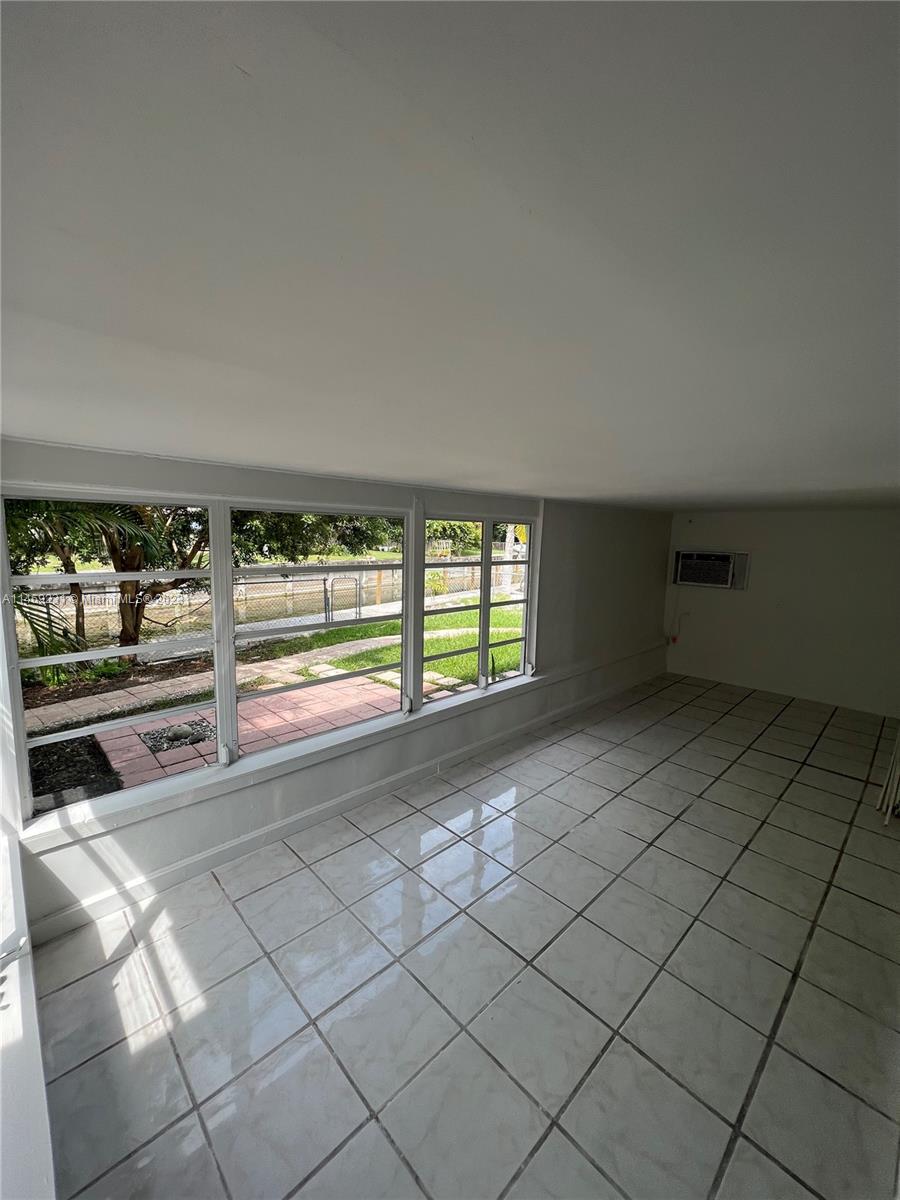 1309 E River Dr Property Photo 16