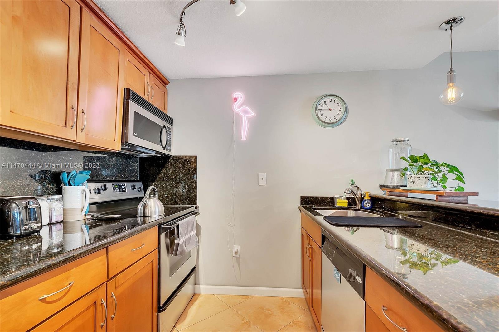 465 Ocean Dr 804 Property Photo 3