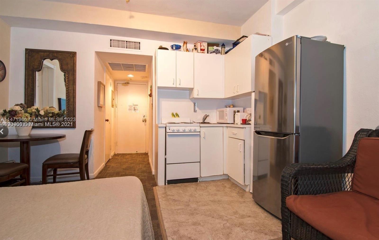6345 Collins Ave 832 Property Photo 2
