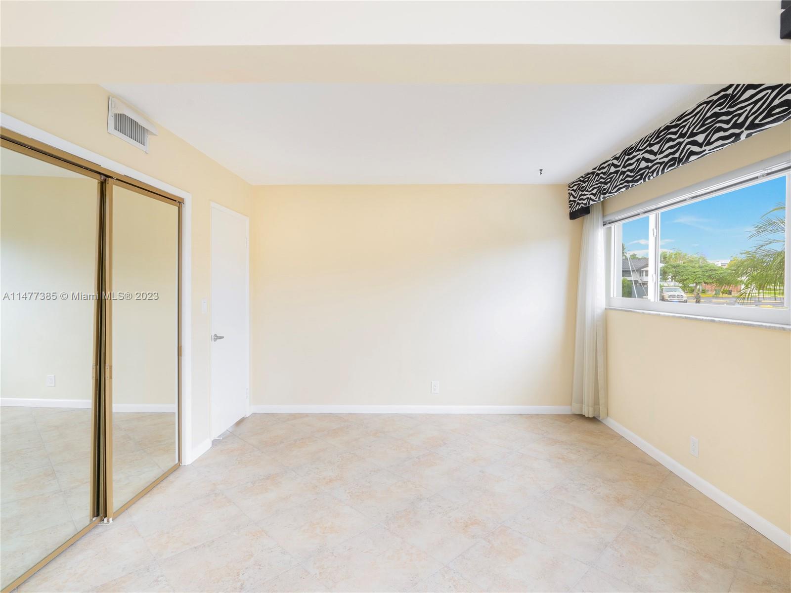 535 Hendricks Isle 105 Property Photo 5