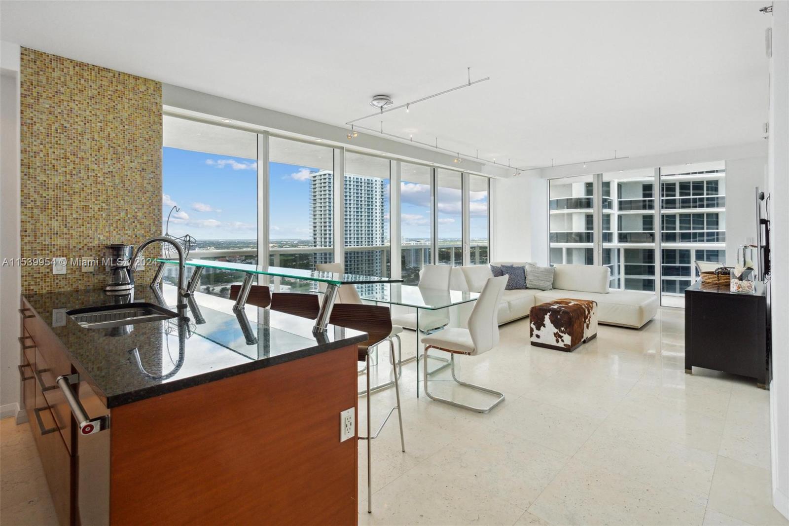 1830 S Ocean Dr Property Photo 4