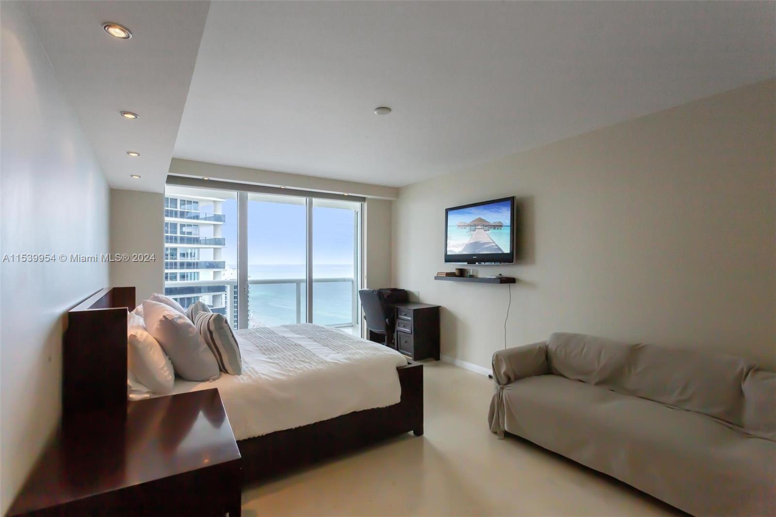 1830 S Ocean Dr Property Photo 18