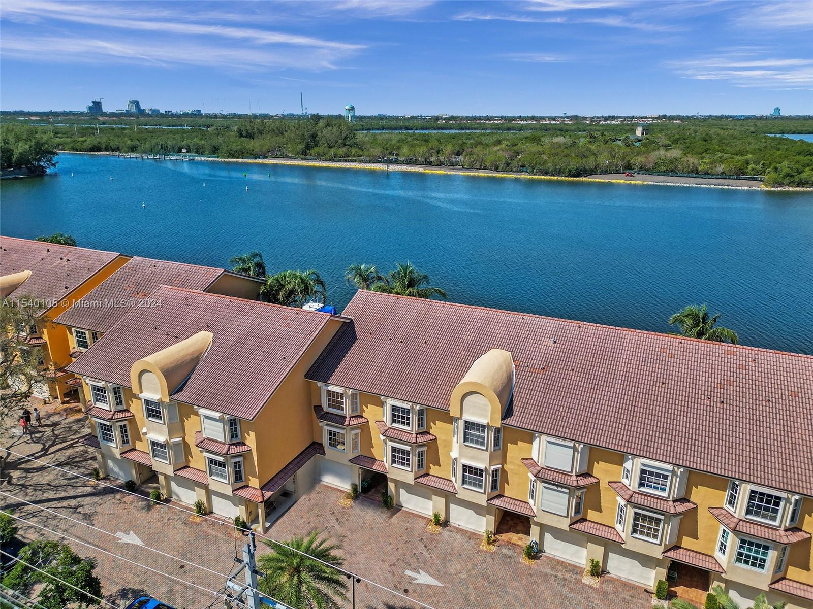 4212 N Ocean Dr Property Photo 2