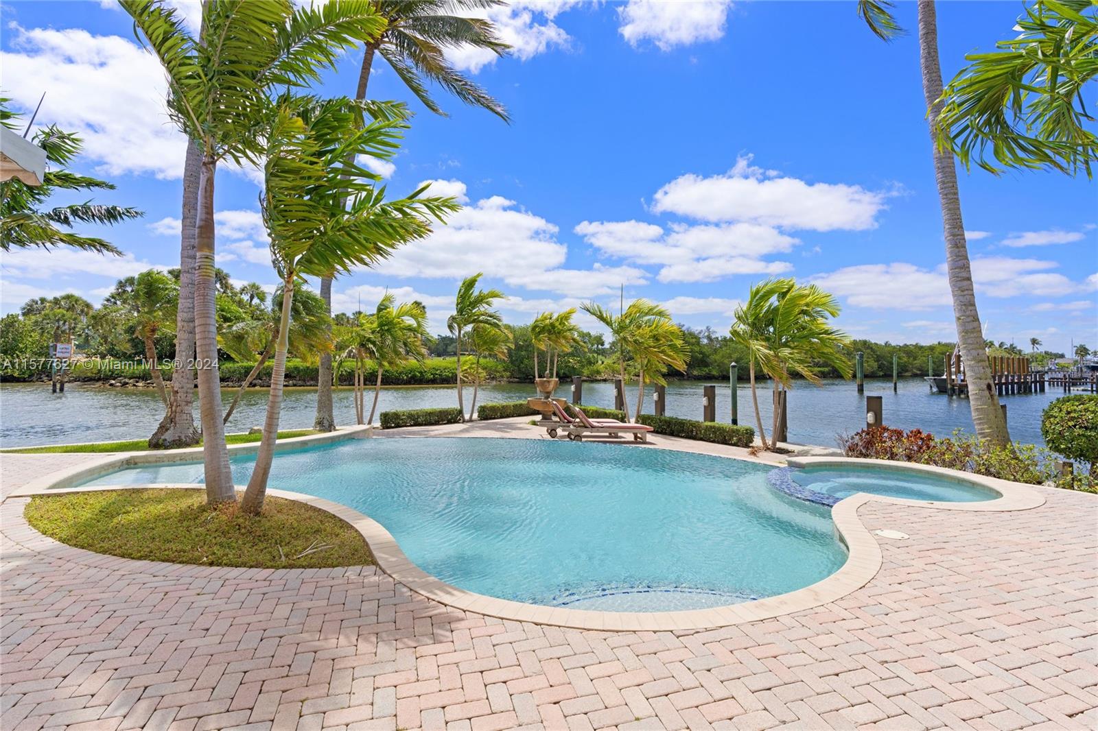 848 Harbour Isle Pl Property Photo 3