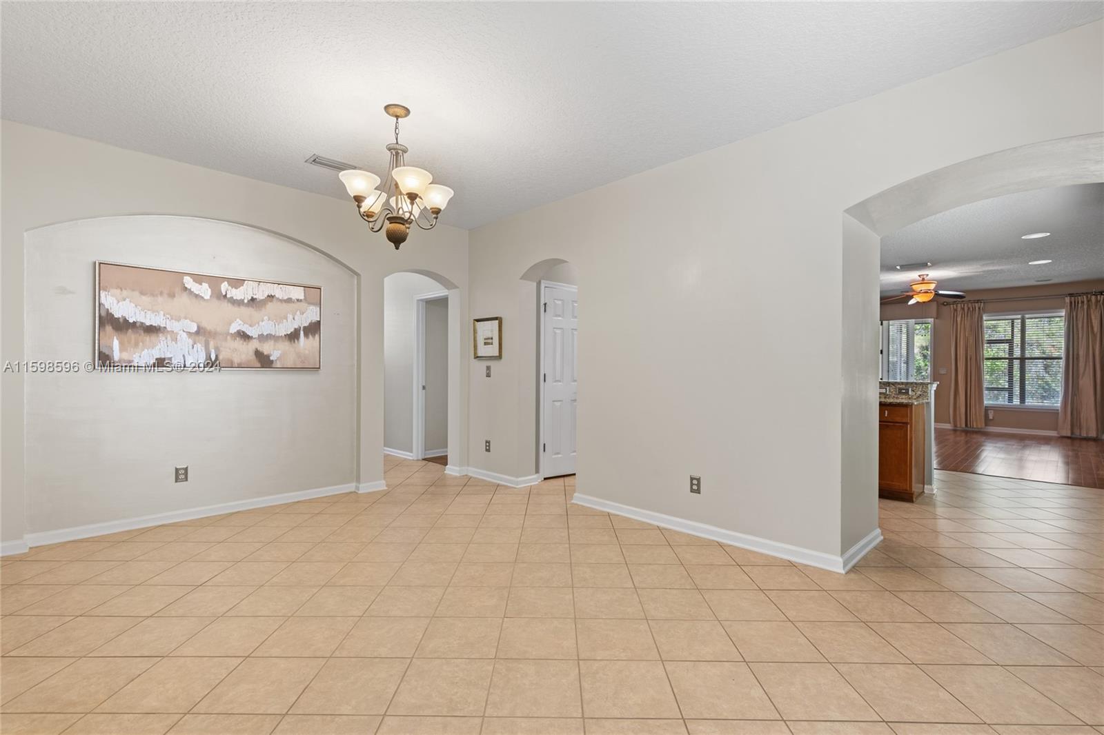 308 Silver Glen Property Photo 2