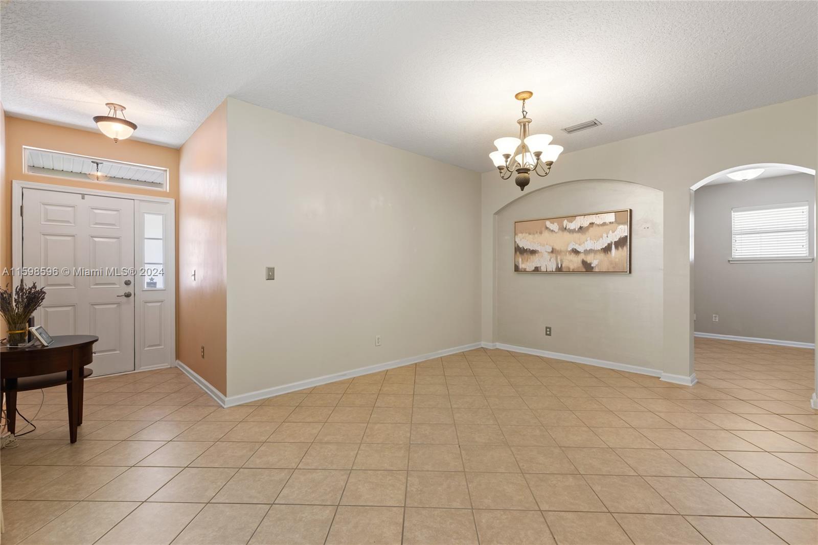 308 Silver Glen Property Photo 3