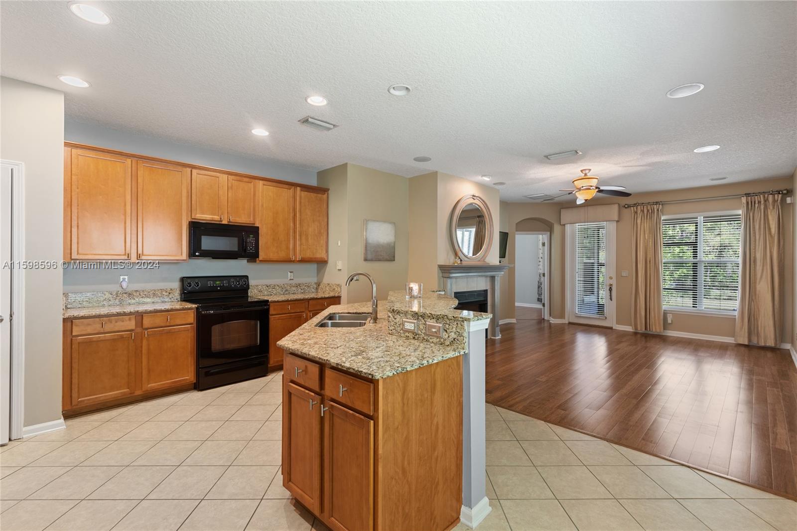308 Silver Glen Property Photo 4