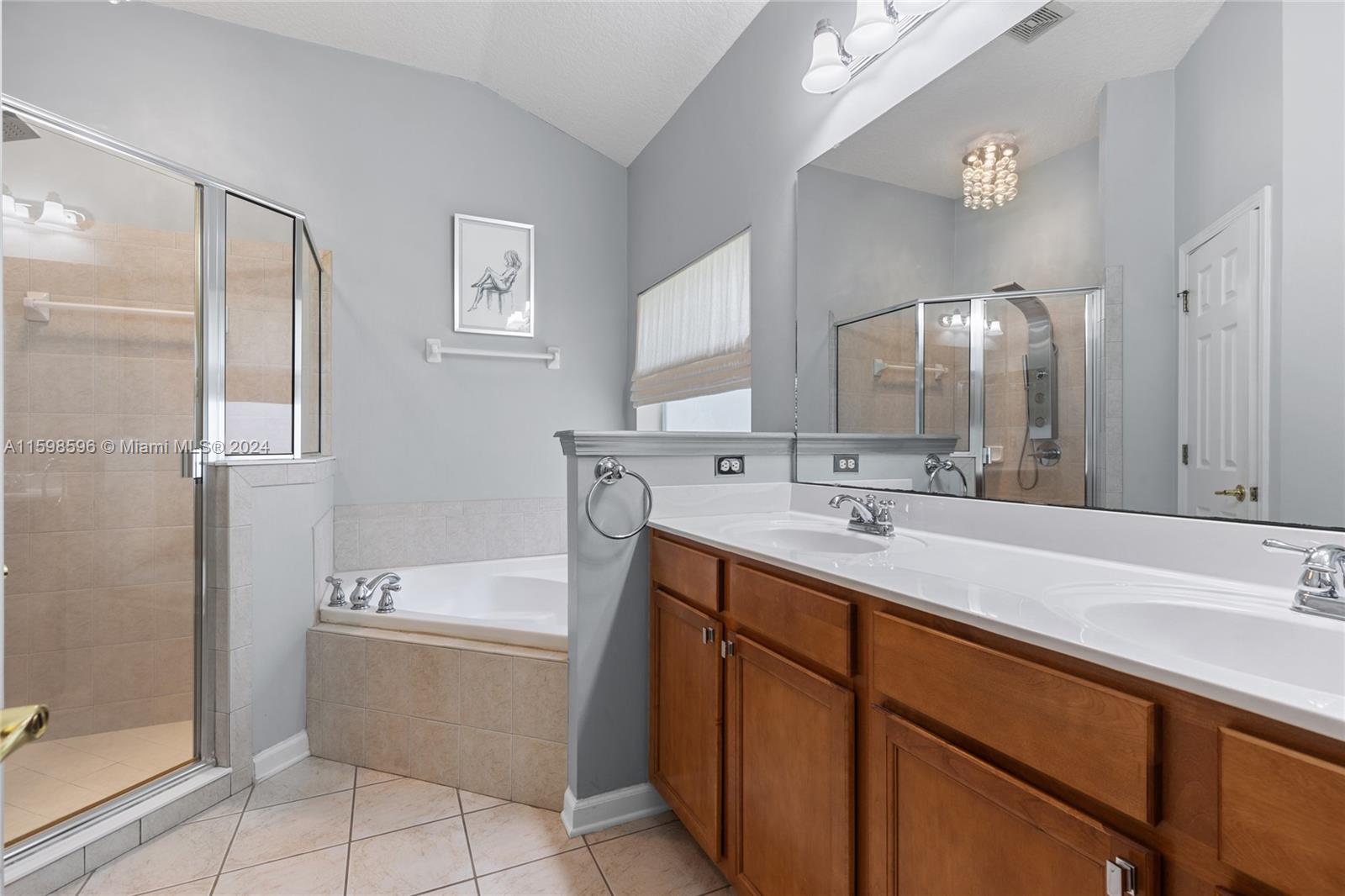 308 Silver Glen Property Photo 11