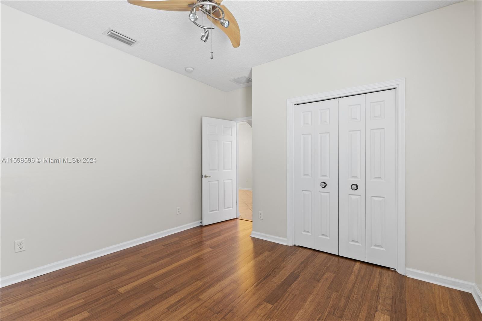308 Silver Glen Property Photo 12