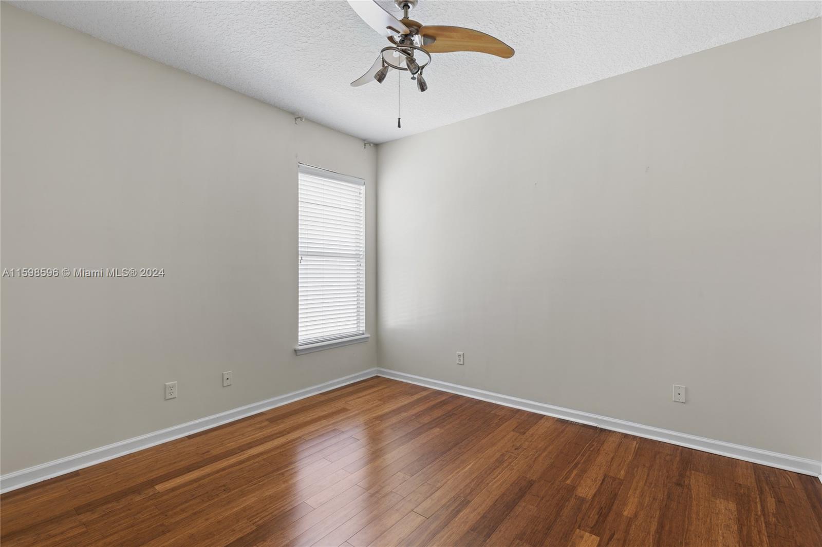 308 Silver Glen Property Photo 14