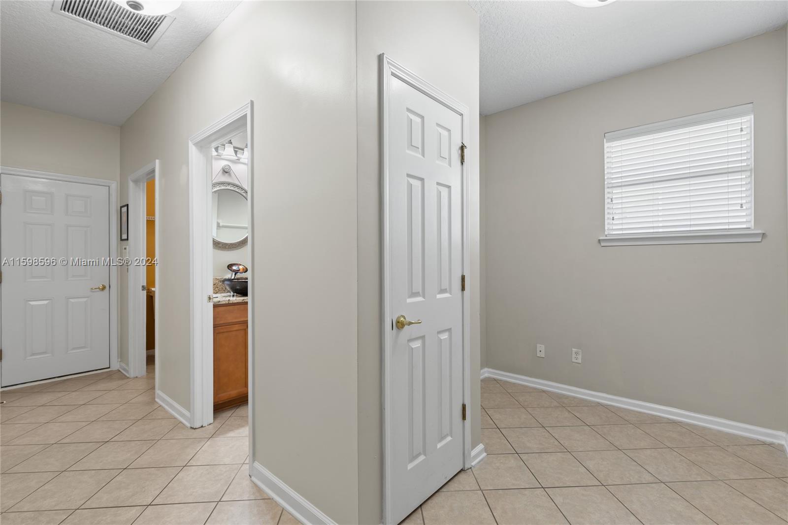 308 Silver Glen Property Photo 15