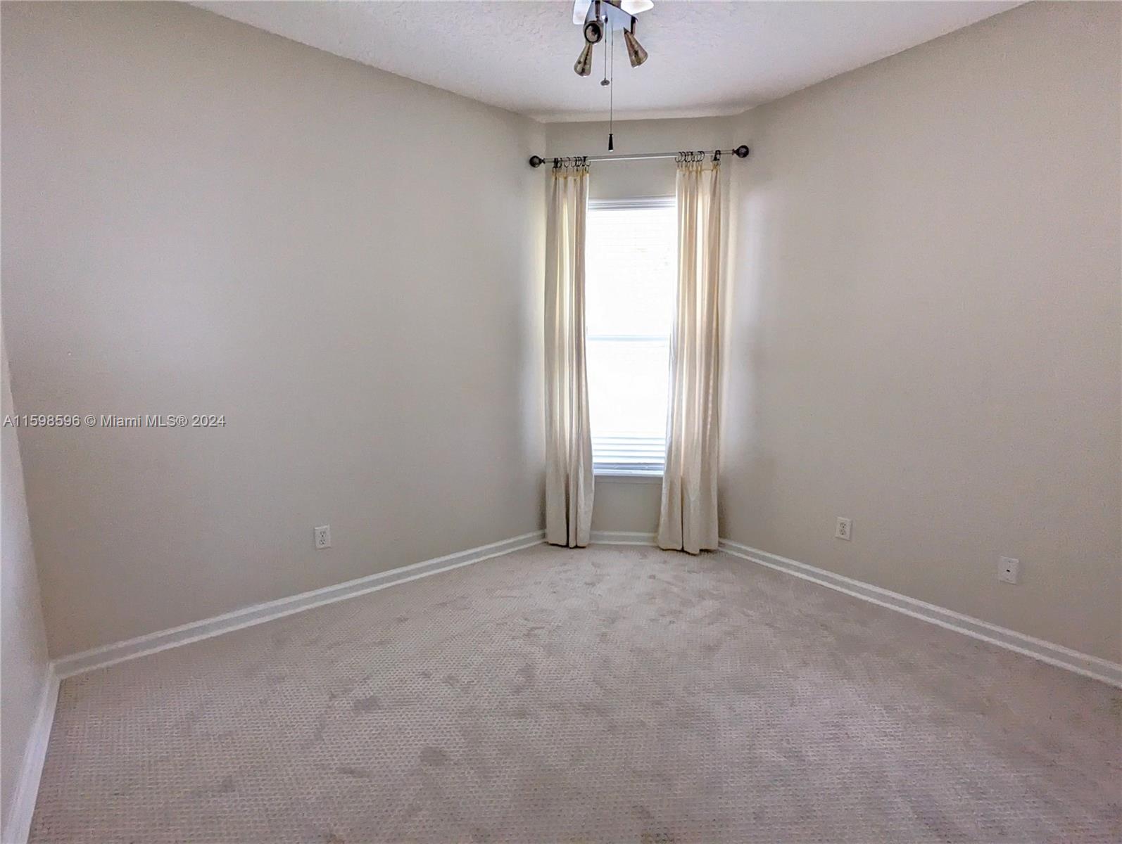 308 Silver Glen Property Photo 17