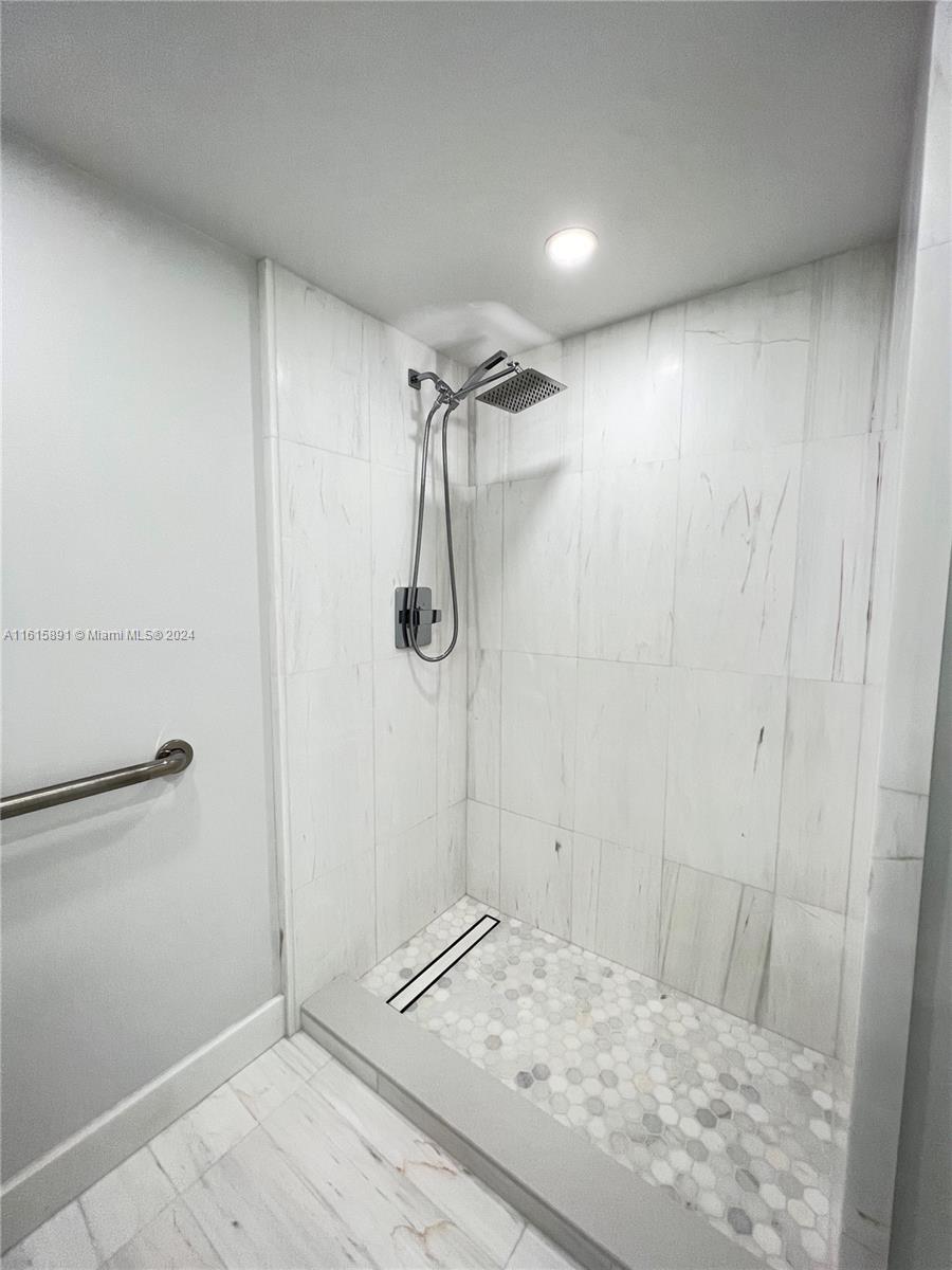 5700 Collins Ave 16b Property Photo 17