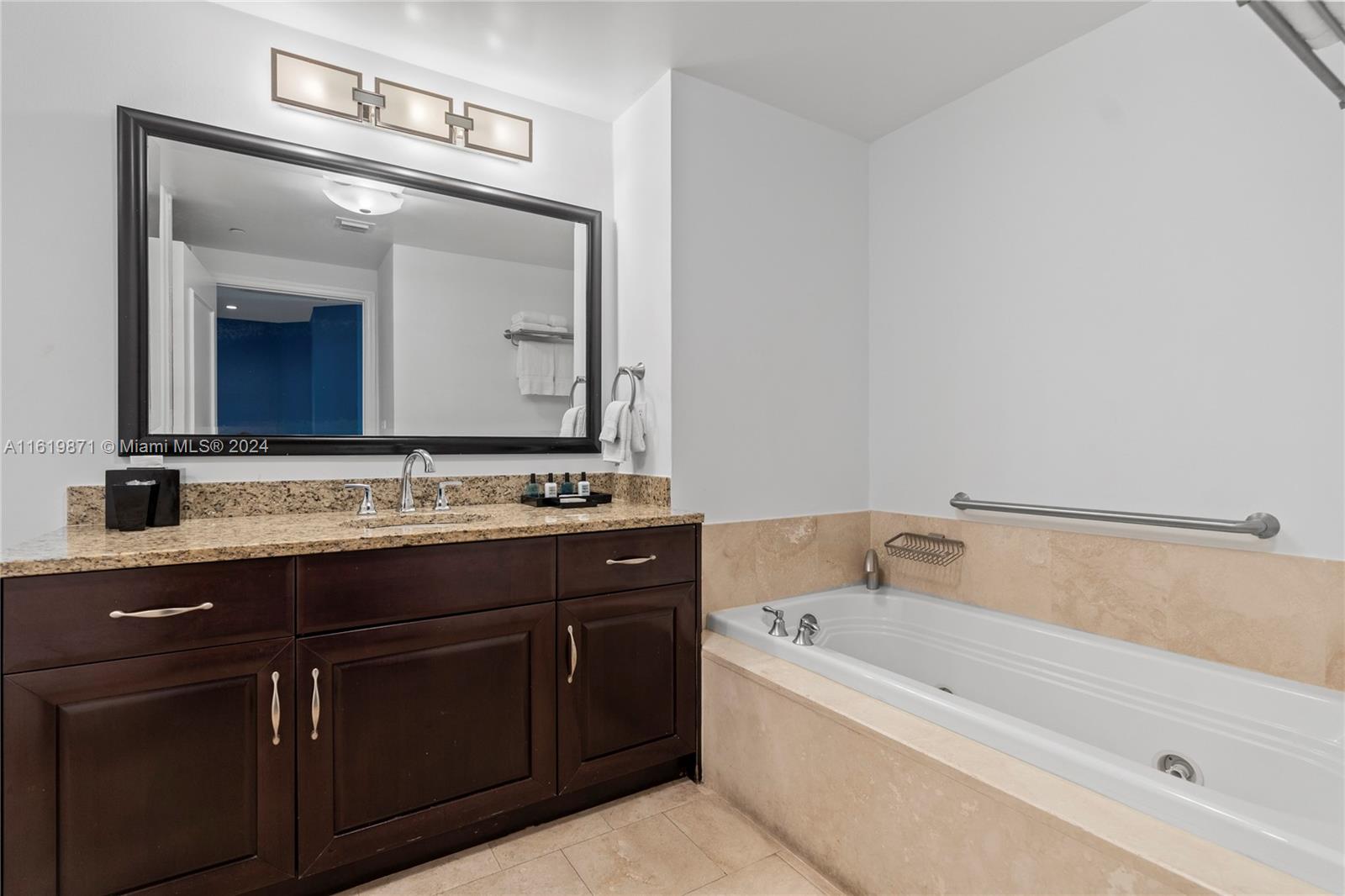 4401 Collins Ave 1007 Property Photo 18