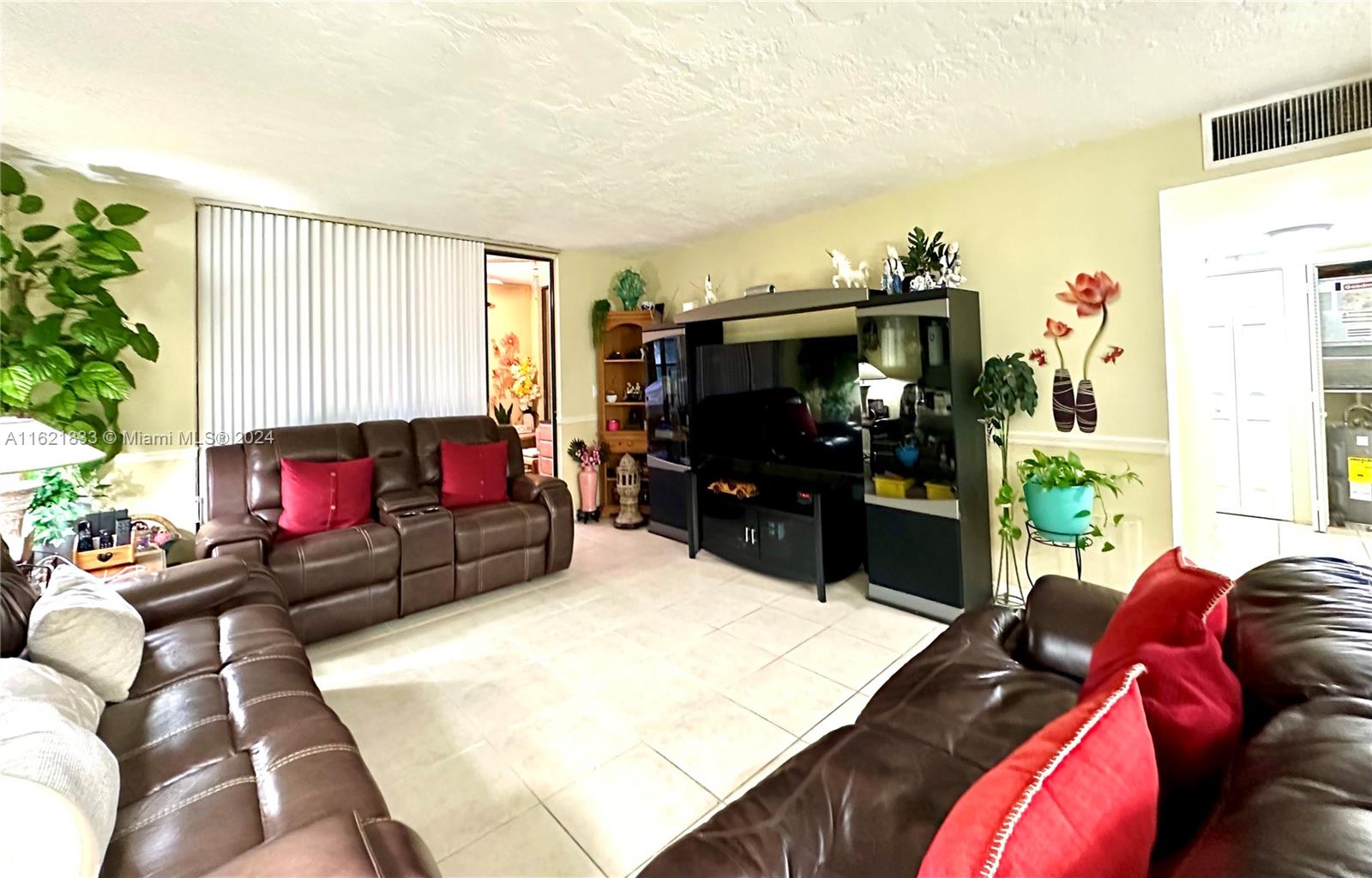 2831 Somerset Dr 206 Property Photo 2