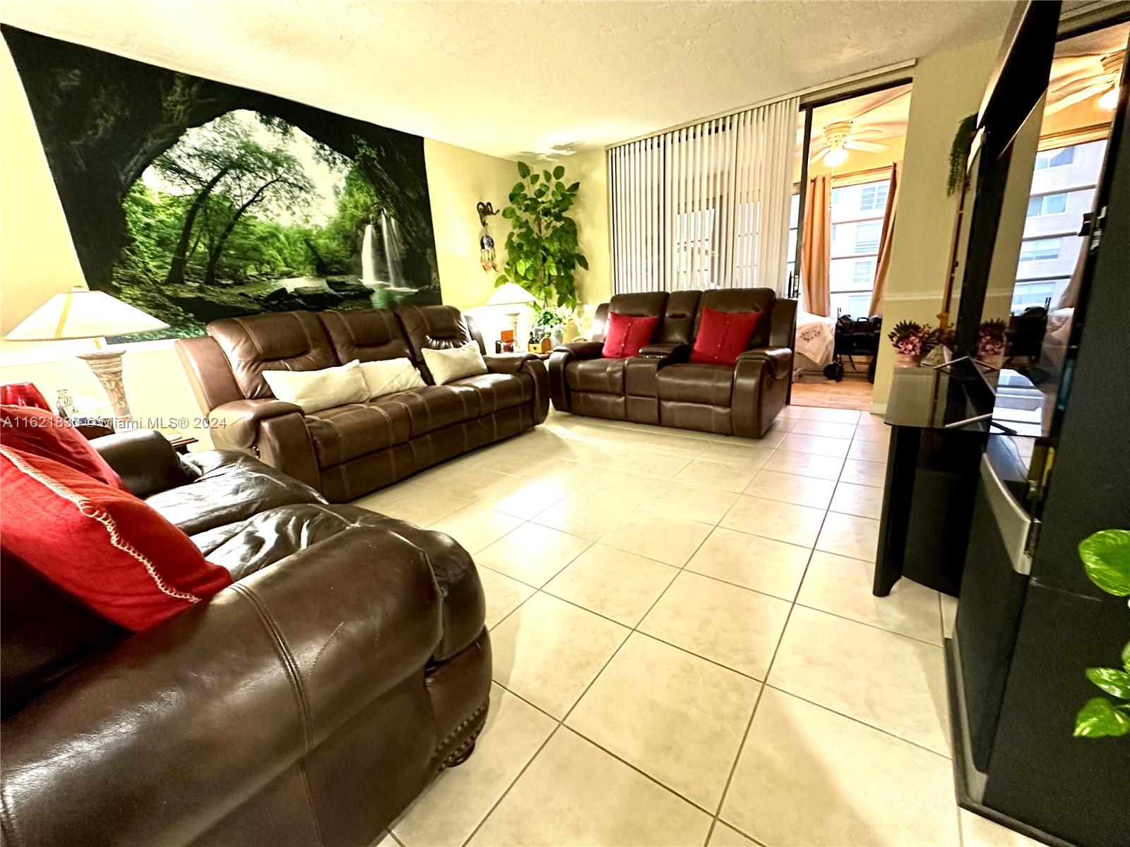 2831 Somerset Dr 206 Property Photo 3