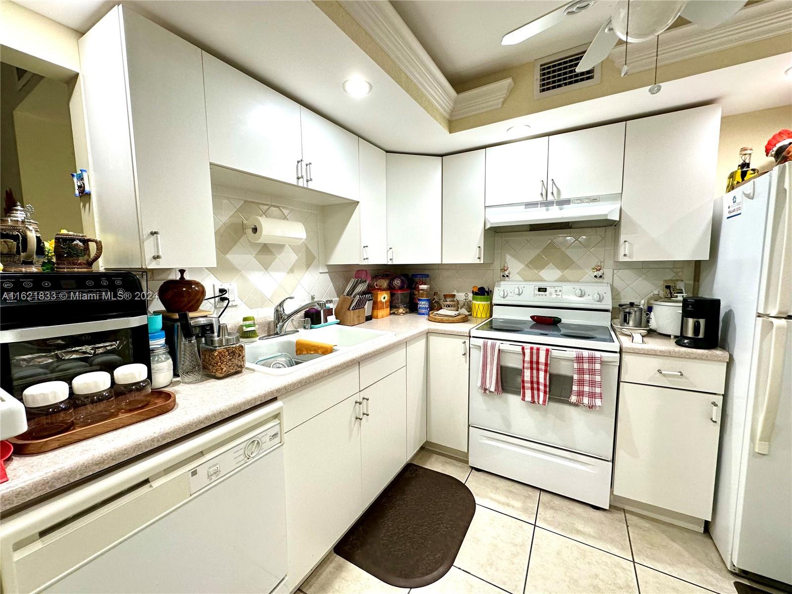 2831 Somerset Dr 206 Property Photo 7