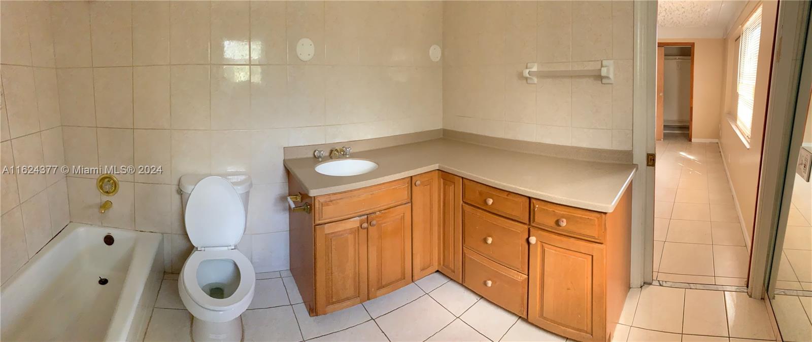 890 Nw 35th Ave Property Photo 8