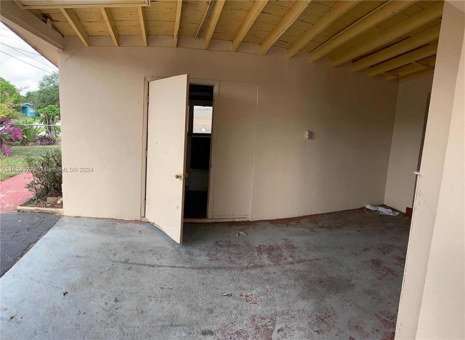 890 Nw 35th Ave Property Photo 14