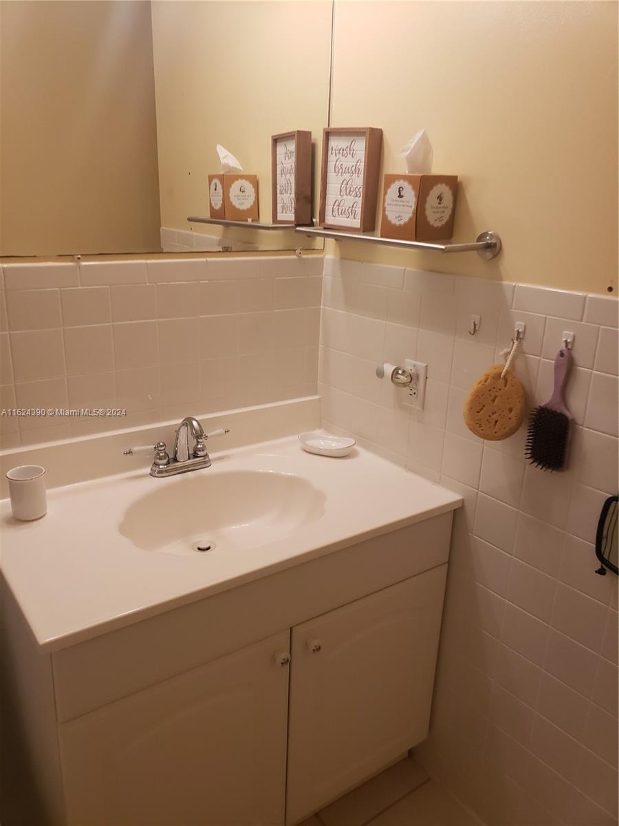 2220 Ne 68th St 1028 Property Photo 15