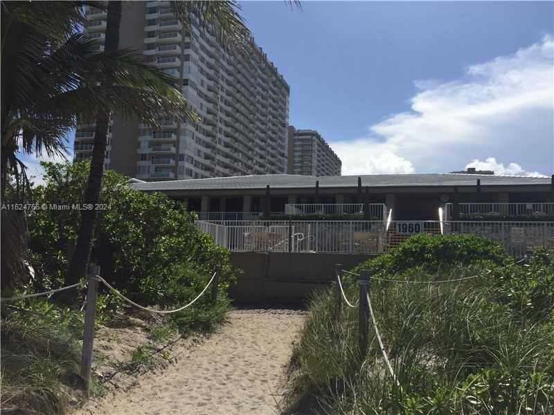 1965 S Ocean Dr 17a Property Photo 23