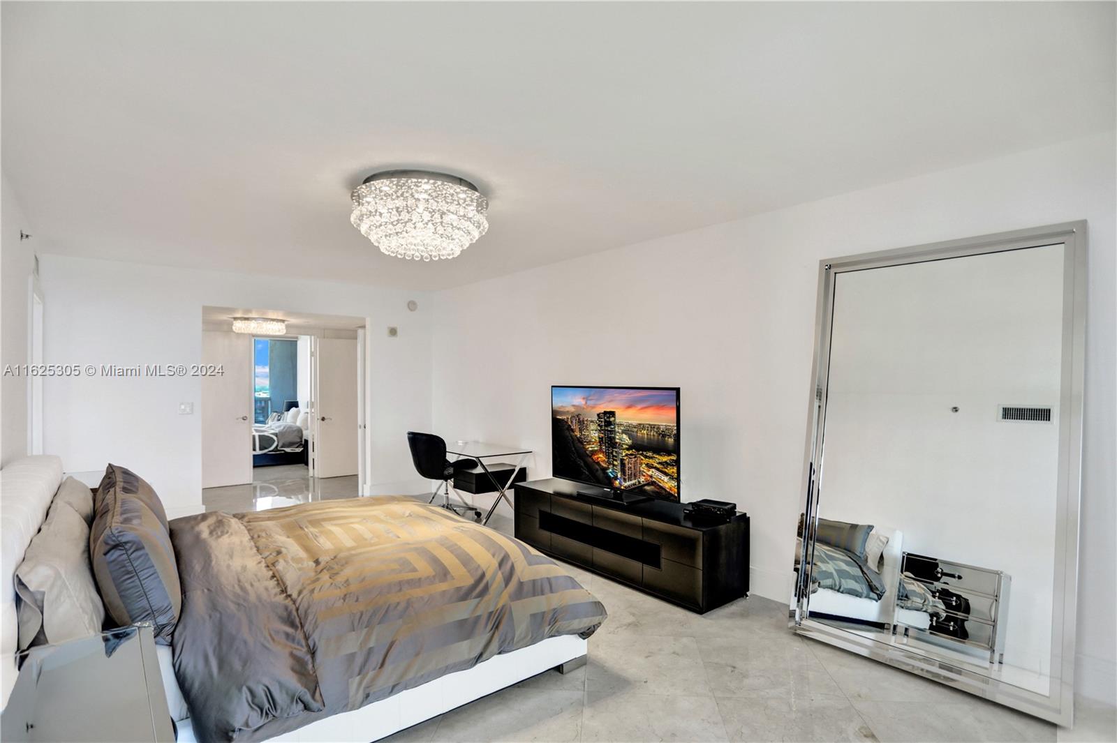 17201 Collins Ave 3305 Property Photo 12