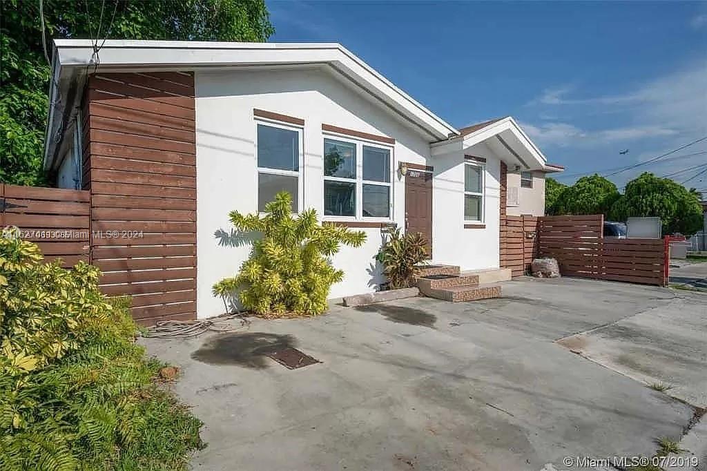 1726 Sw 25th Ave Property Photo 2