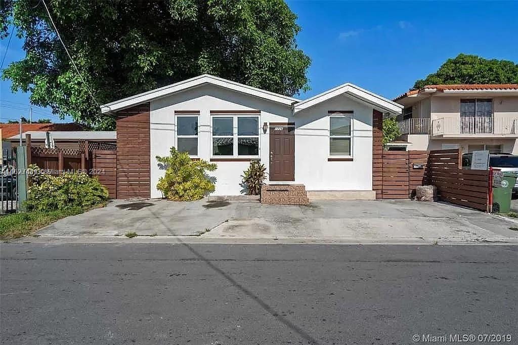 1726 Sw 25th Ave Property Photo 3