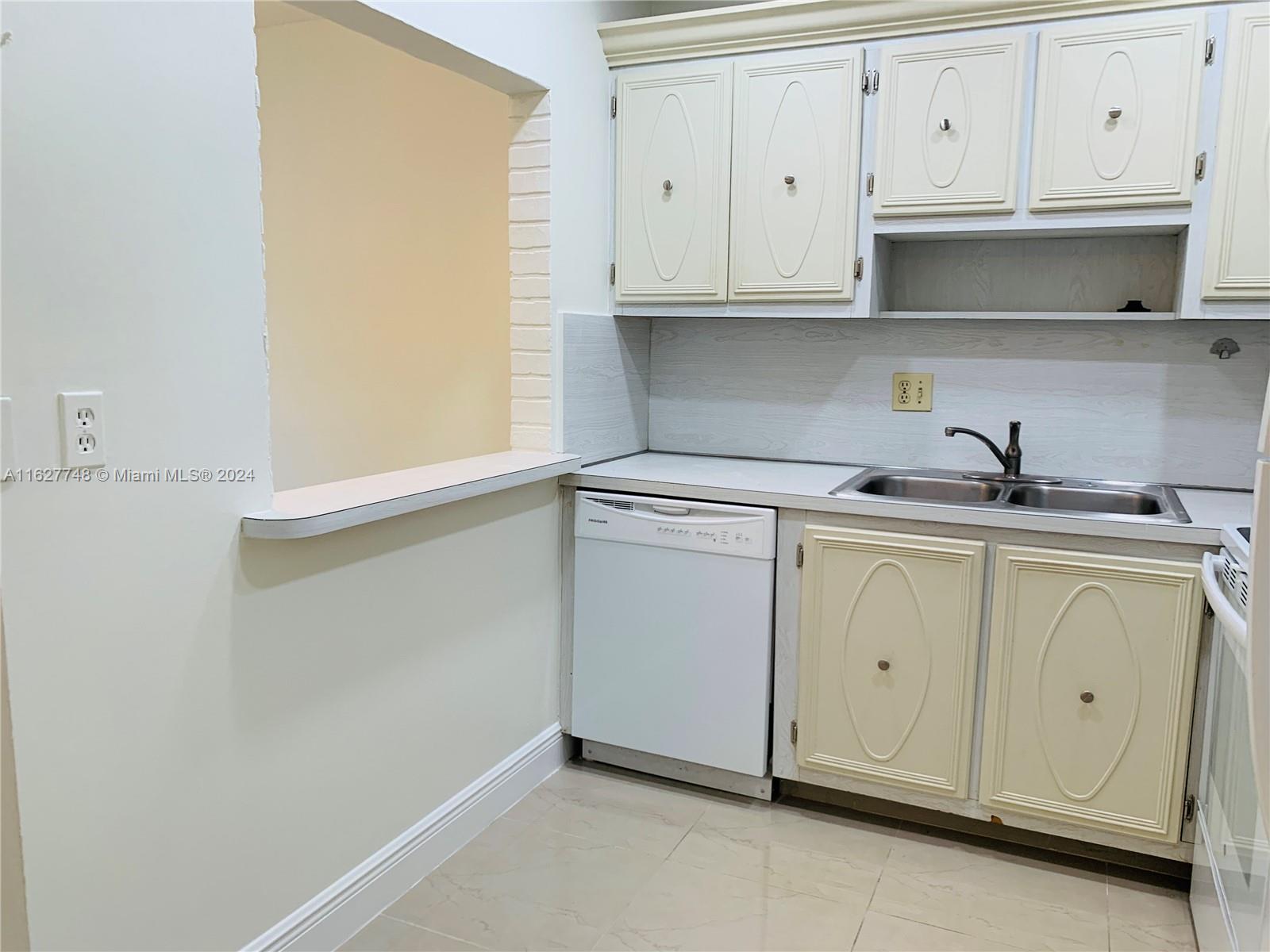 251 S Cypress Rd 125 Property Photo 18